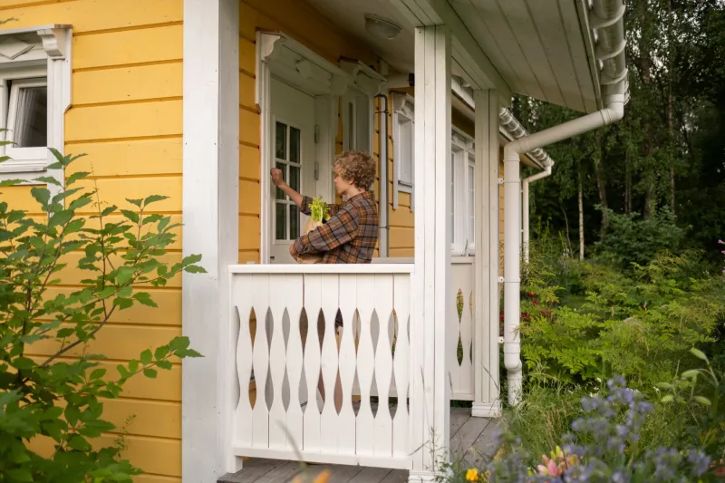 The Stranger on the Porch Who Knew Everything About You — And Why You Invited Him In